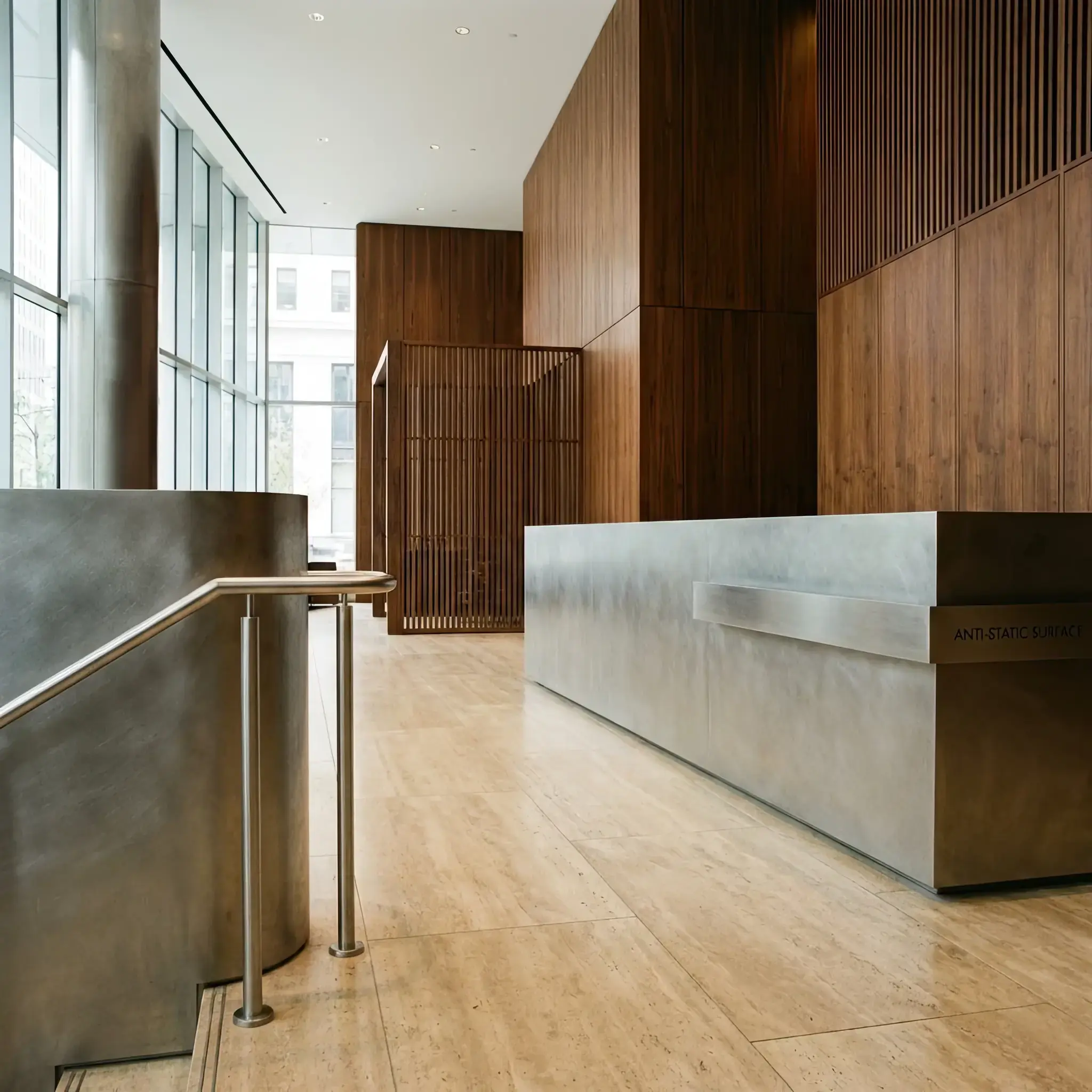 Архитектура и дизайн: Массивная стойка приемная из архитектурного бетона с грубой текстурой и вставками из вороненой стали