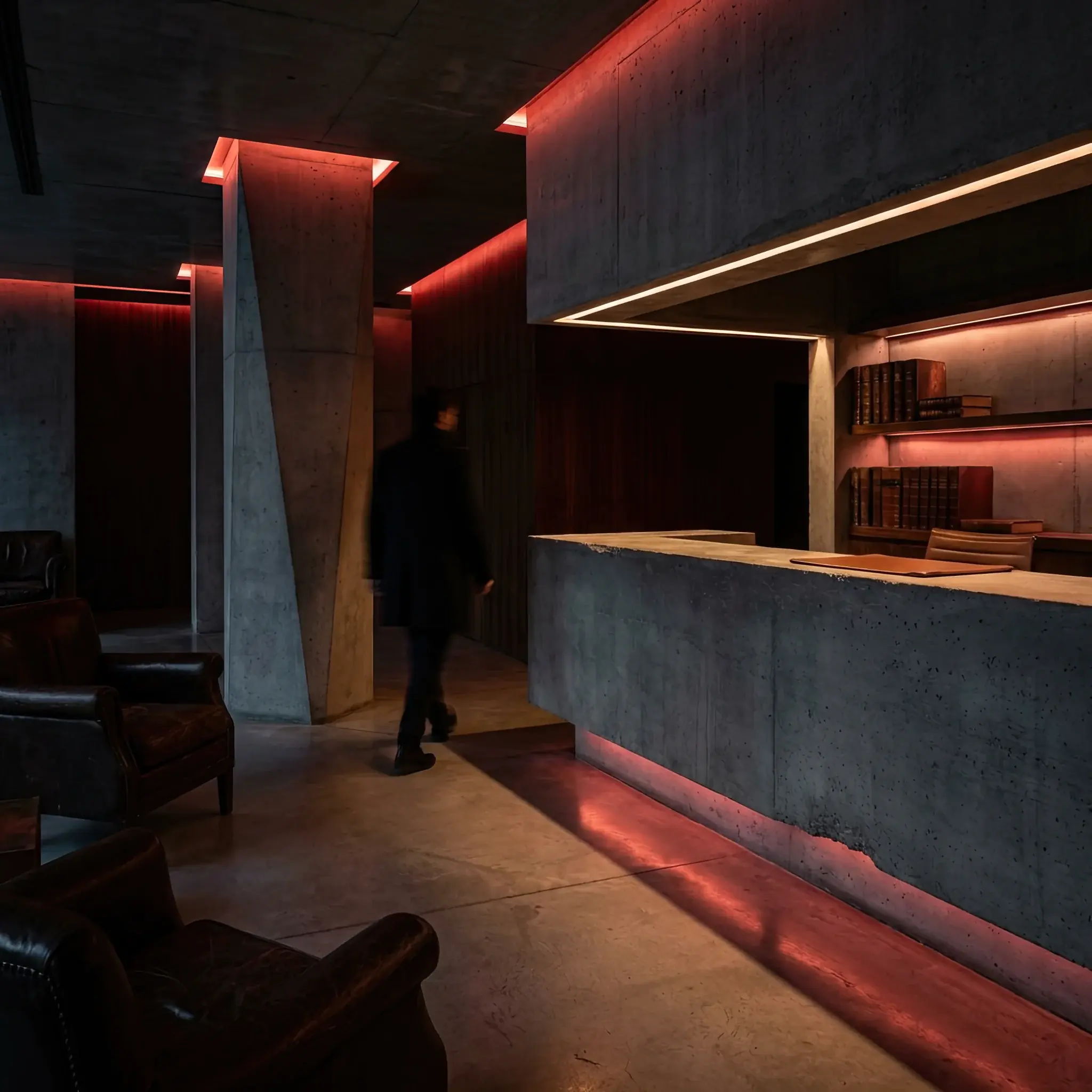 Архитектура и дизайн: Монолитный бетонный приемная в Буэнос-Айресе, освещенный драматичным красным светом, с кожаными вставками