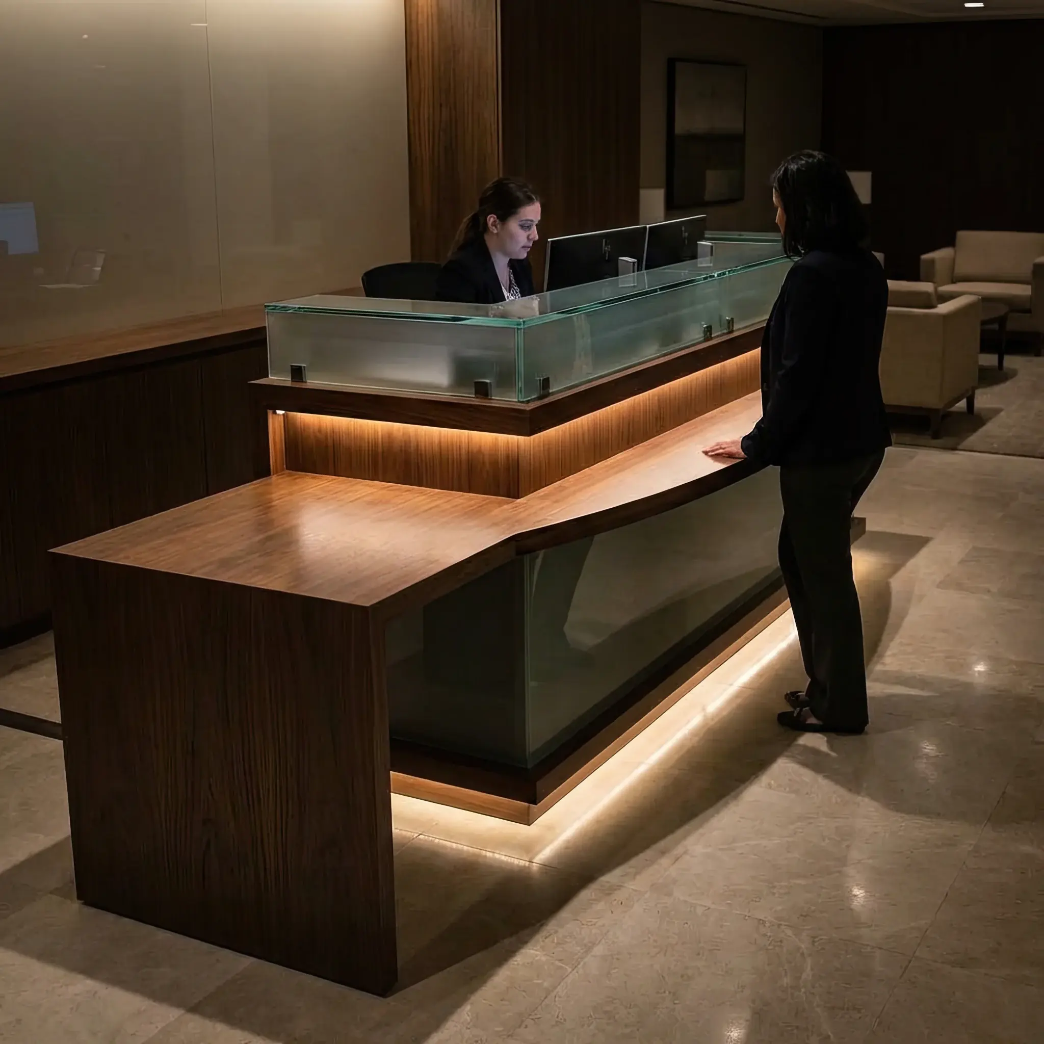 Архитектура и дизайн: Архитектурный чертеж стойки в разрезе, показывающий разницу уровней для гостя и администратора