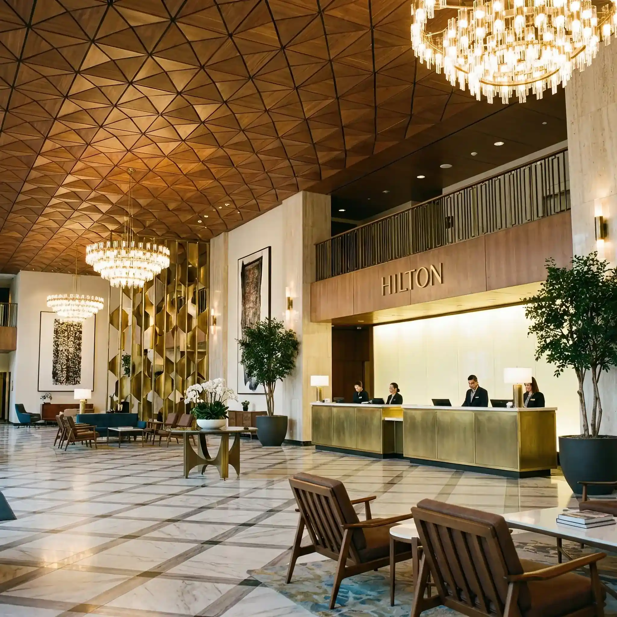 Архитектура и дизайн: Элегантное вестибюль отеля Hilton с акцентным геометрическим стойка регистрации