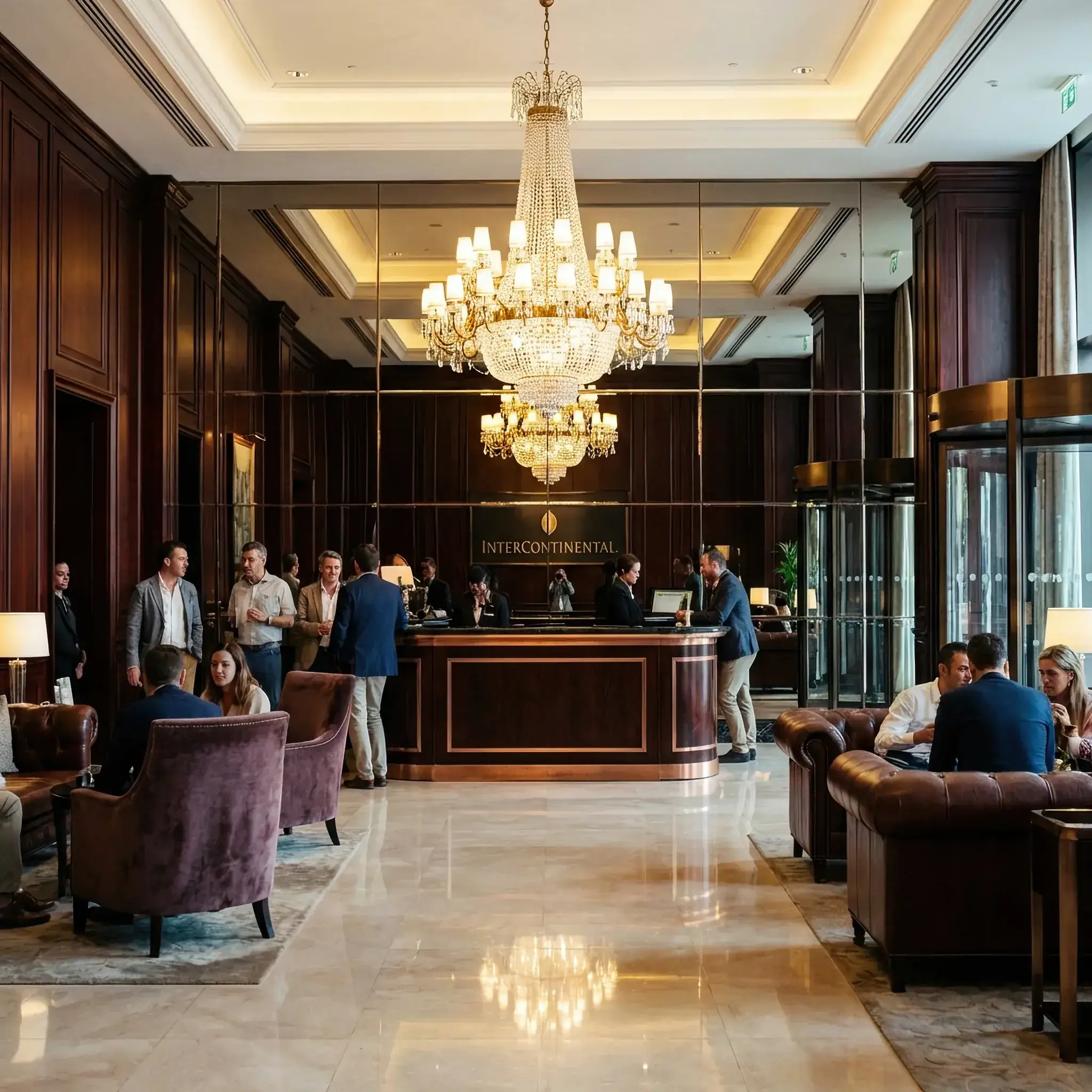 Архитектура и дизайн: Величественное вестибюль InterContinental с классической стойкой приемная из полированного дерева и бронзы