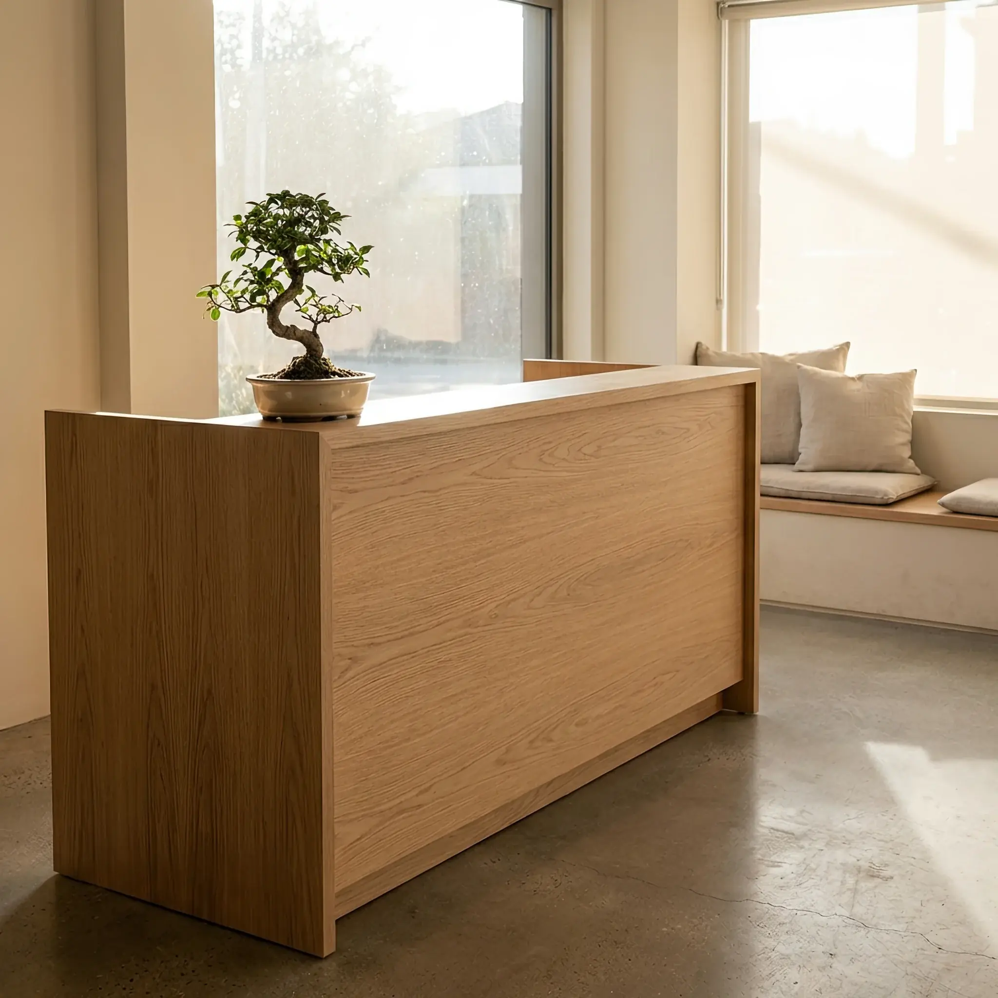 Архитектура и дизайн: Минималистичный приемная из светлого дуба с низким профилем и живым деревом бонсай на столешнице