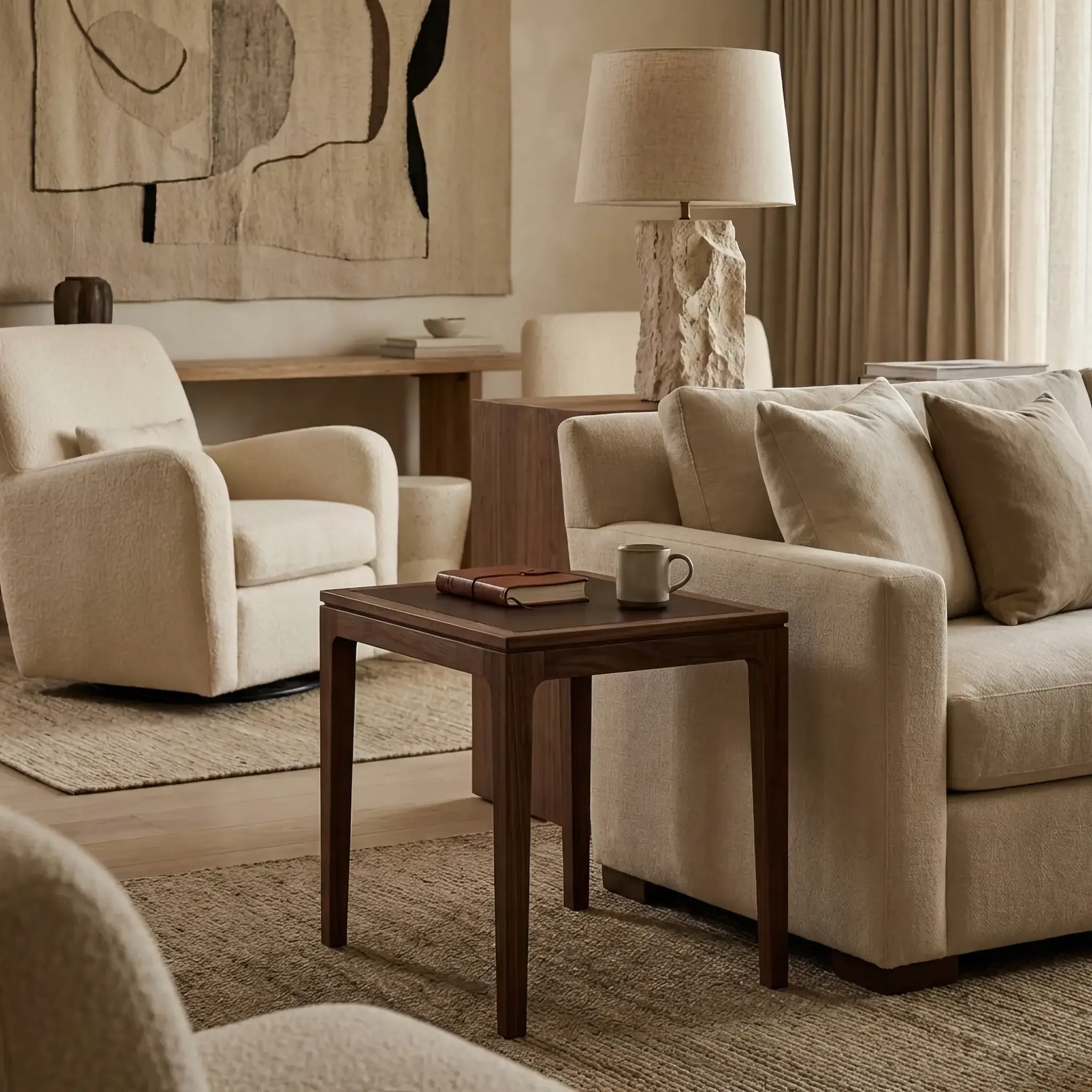 Архитектура и дизайн: Смартфон парит в воздухе над поверхностью стола в вестибюль, заряжаясь без проводов и физического контакта