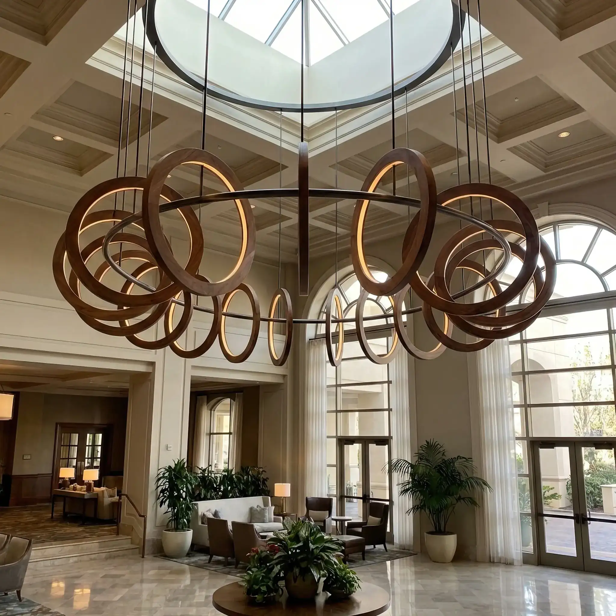 Архитектура и дизайн: В центре атриума вестибюль парят светящиеся геометрические формы, которые плавно меняют свое положение и цвет, создавая завораживающую динамическую инсталляцию