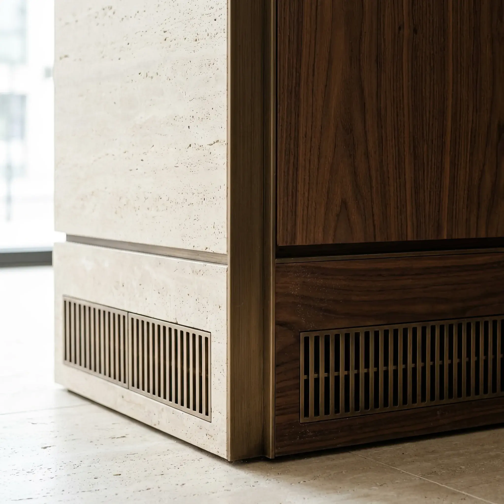 Архитектура и дизайн: Стойка приемная с идеально интегрированными в цоколь щелевыми диффузорами вентиляции