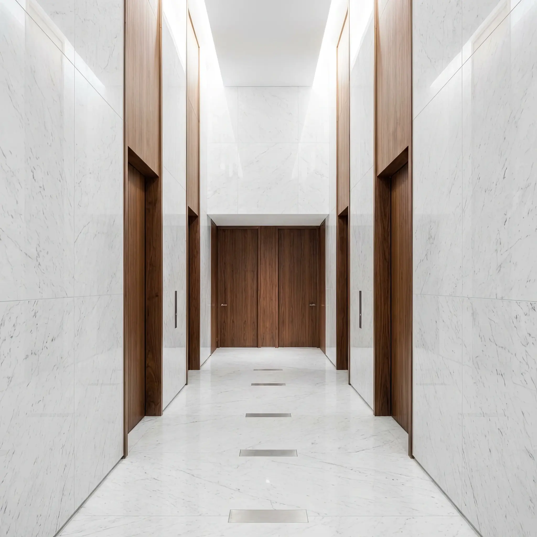 Архитектура и дизайн: Футуристическая шахта лифта, где кабины плавно перемещаются во всех направлениях, используя магнитную левитацию