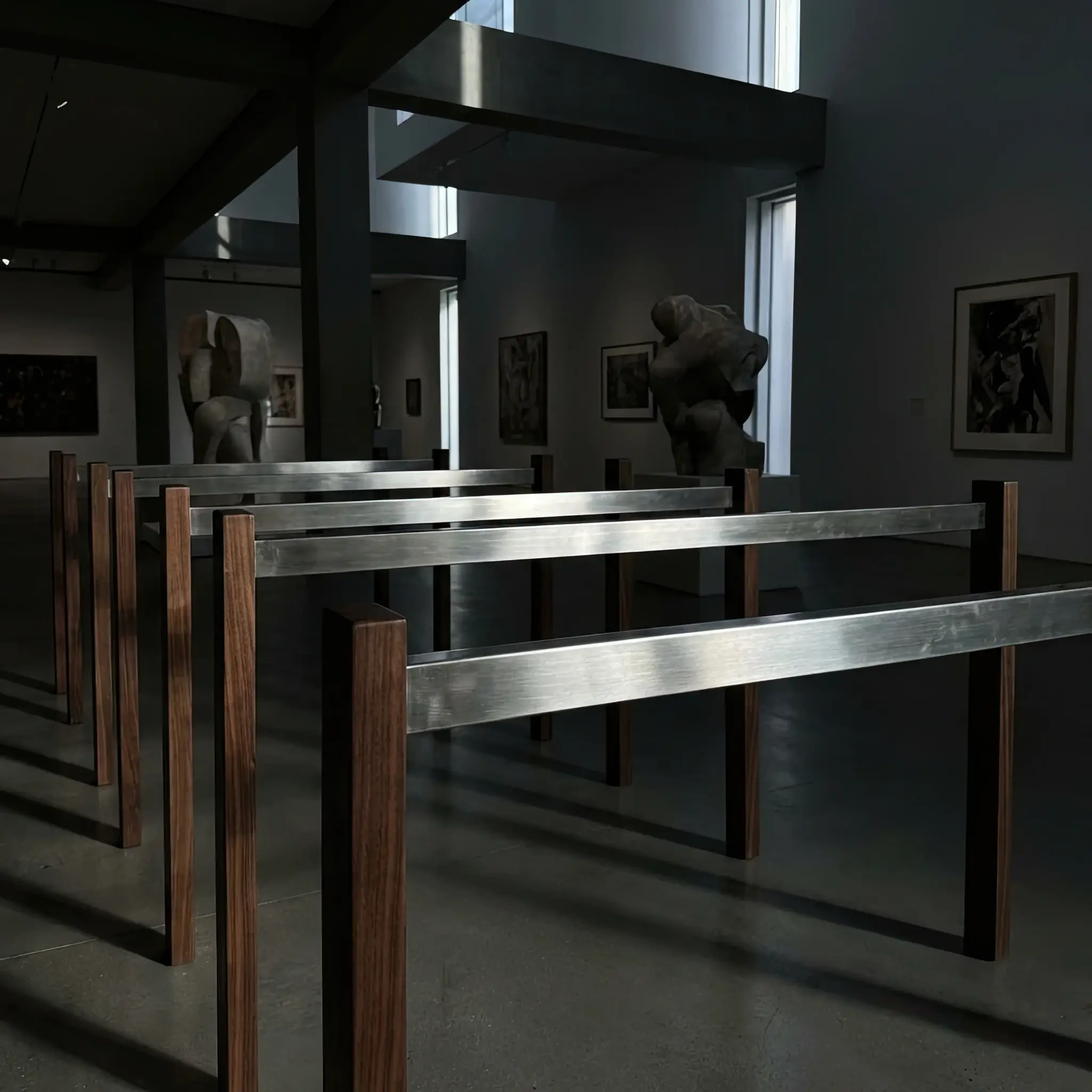 Архитектура и дизайн: Поток гостей проходит через зону ограждений в вестибюль: нано-покрытие защищает стойки от царапин сумками и одеждой