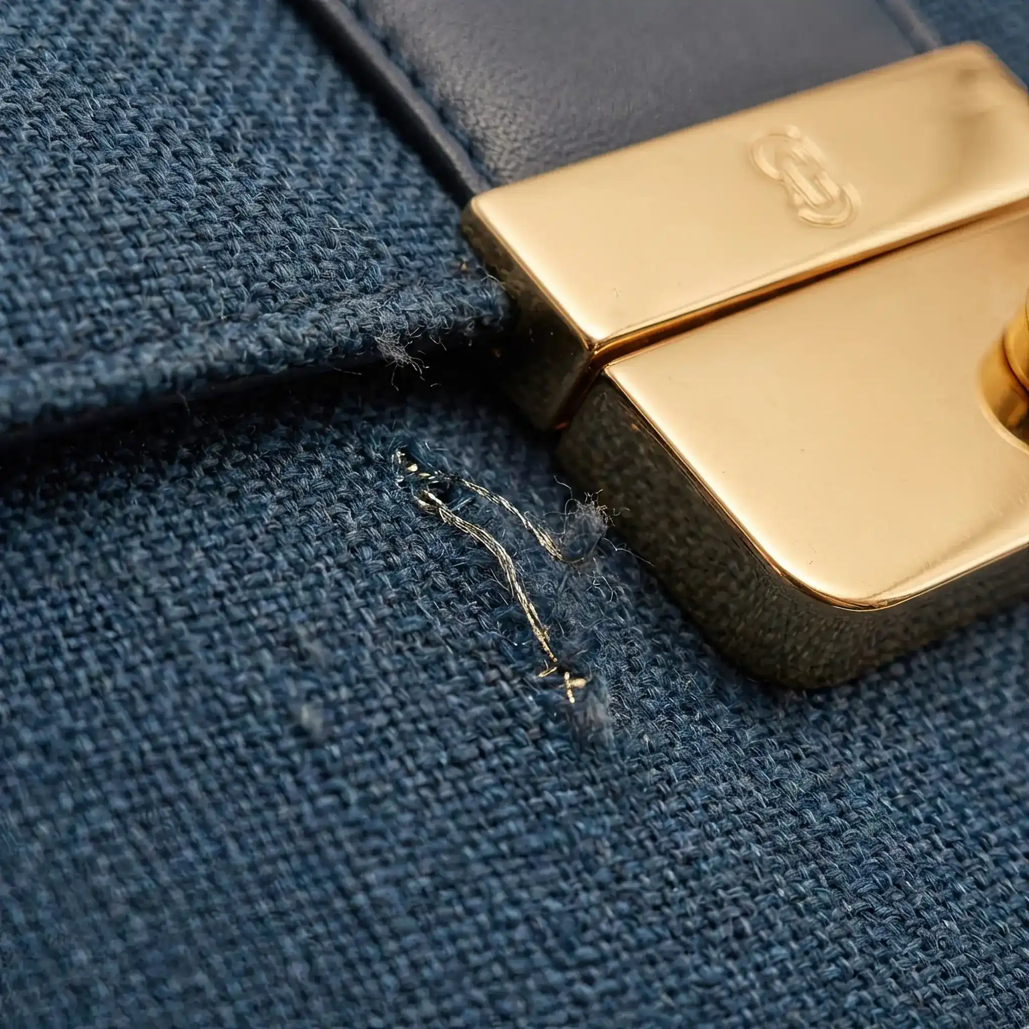 Архитектура и дизайн: Макросъемка ткани дивана в вестибюль: микрокапсулы восстанавливают структуру волокна после зацепки, устраняя дефект