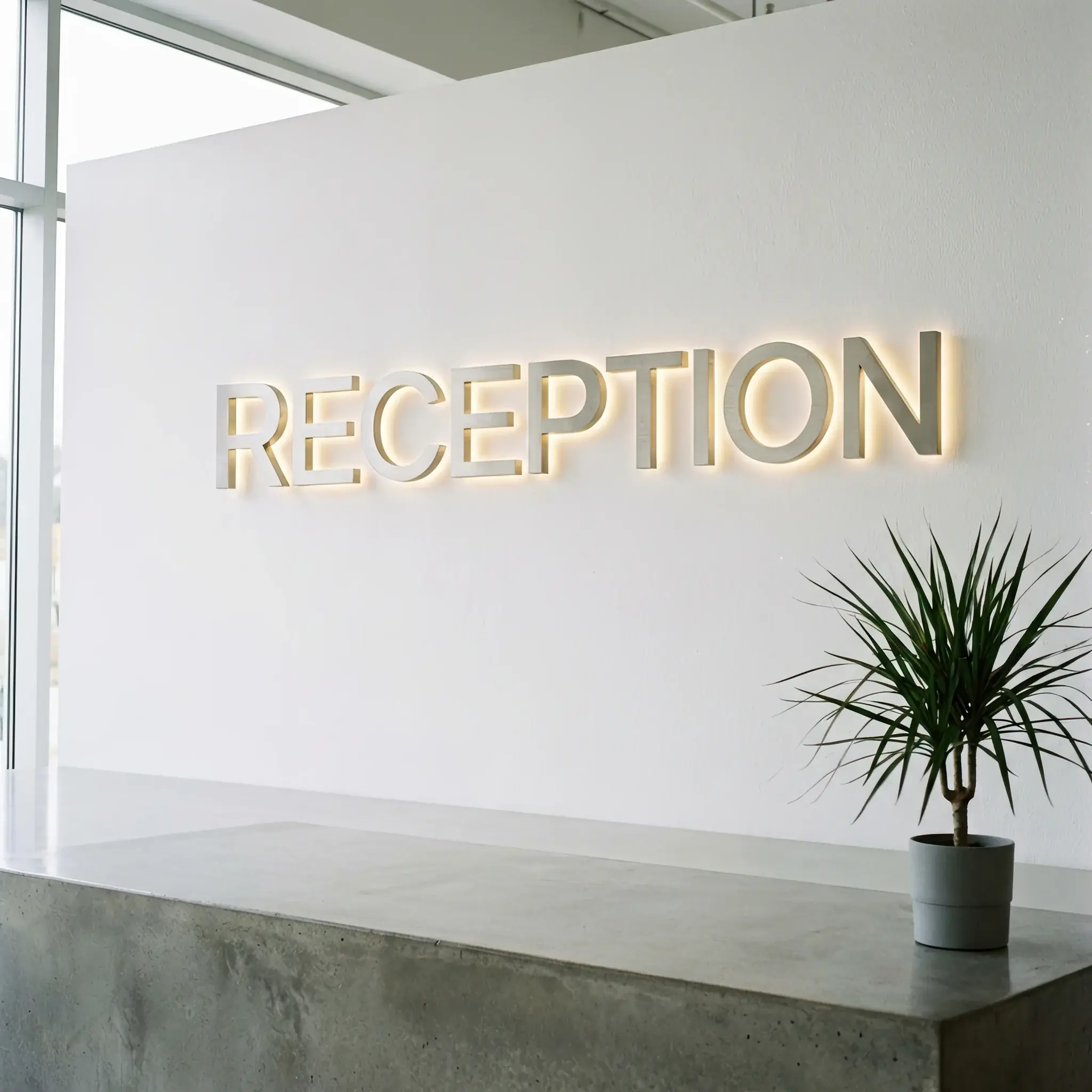 Архитектура и дизайн: Элегантная стойка приемная с выгравированным словом 'Reception' на фасаде