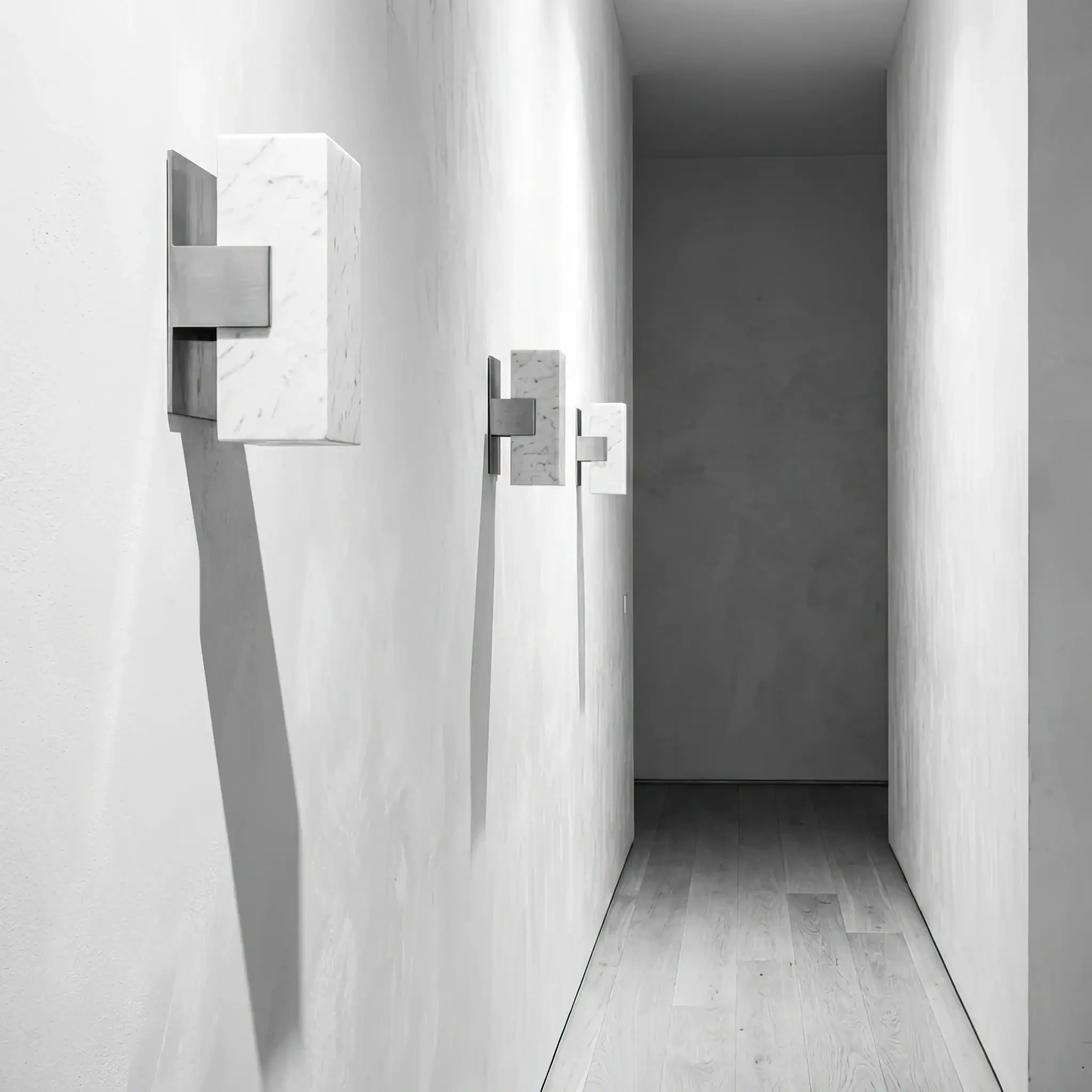 Архитектура и дизайн: Изящная световая сфера плавно опускается из-под потолка вестибюль к столу, как только гость открывает ноутбук, обеспечивая идеальный уровень яркости