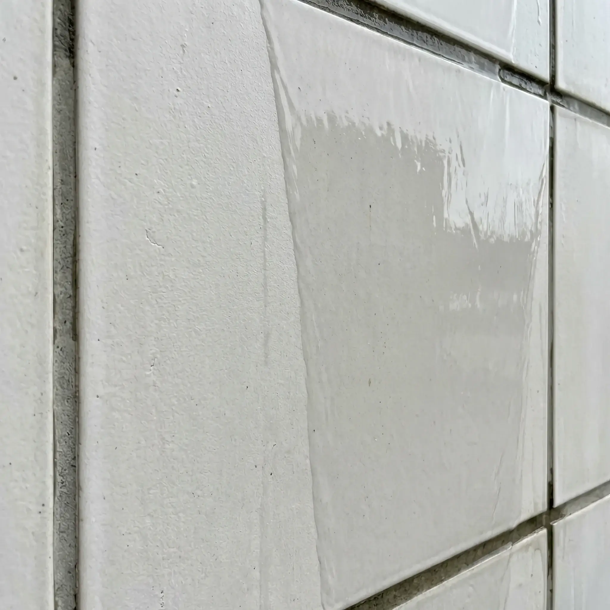 Interior detail: Microscopic cross-section of energy-efficient glass with 2026 thermoelectric coating